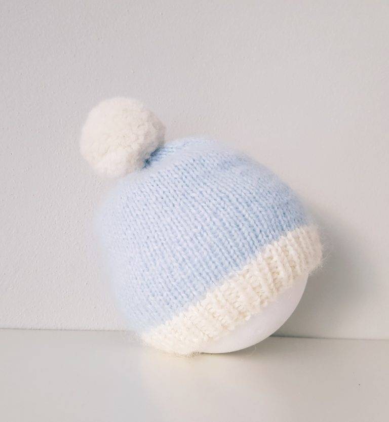 Bleděmodrá čepička