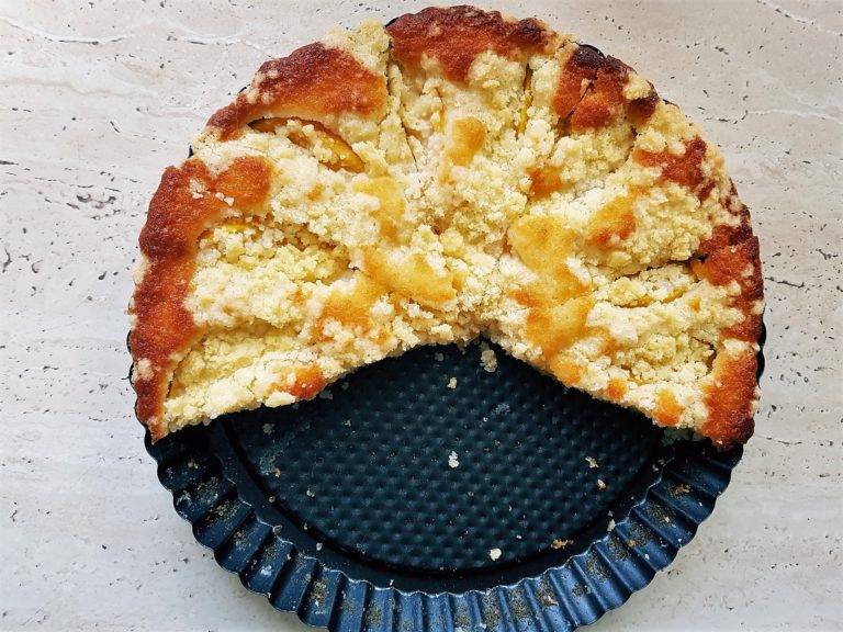 Jogurtový koláč s broskvemi