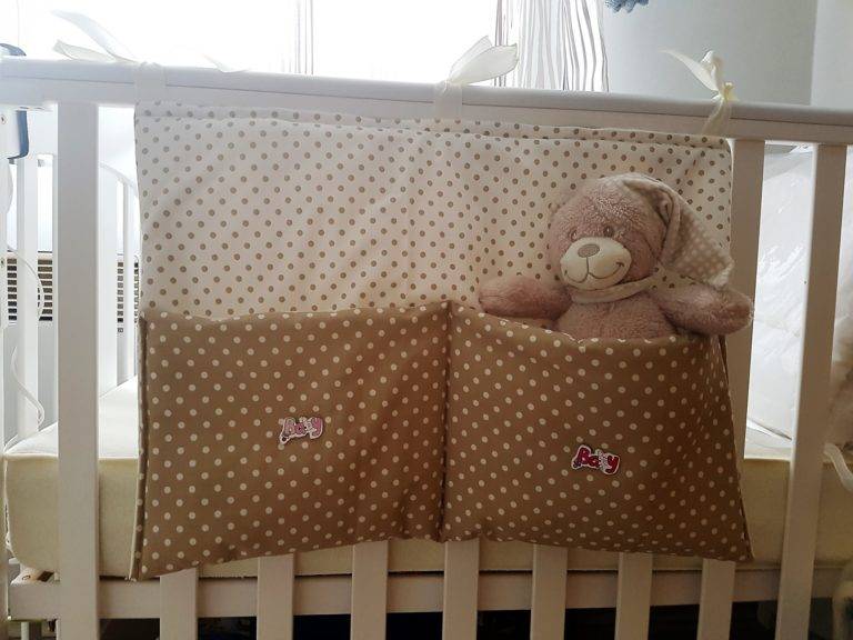 Kapsář na postýlku