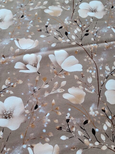 bílé květy na béžové